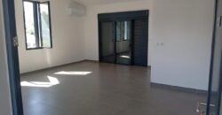 A louer un spacieux appartement F4 de 138 m² dans une résidence récente avec belle vue mer à La Saline-les-Hauts