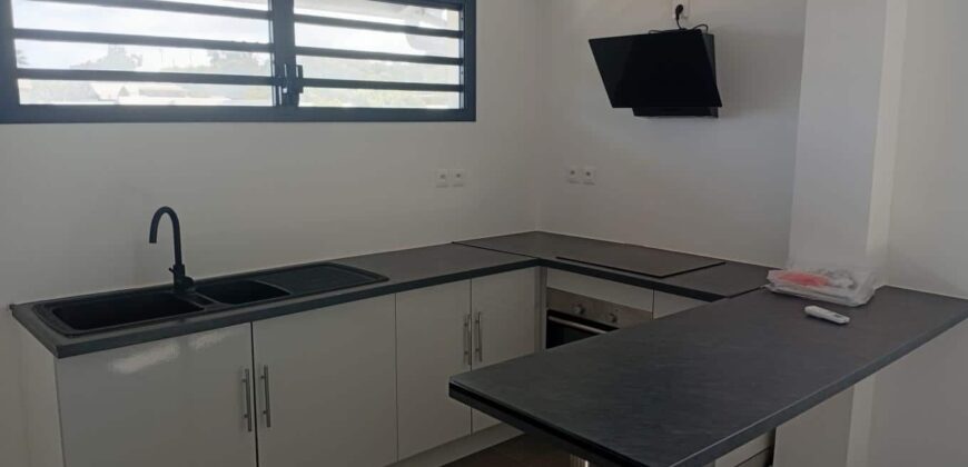 A louer un spacieux appartement F4 de 138 m² dans une résidence récente avec belle vue mer à La Saline-les-Hauts