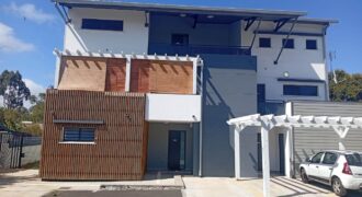 A louer un spacieux appartement F4 de 138 m² dans une résidence récente avec belle vue mer à La Saline-les-Hauts