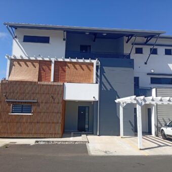 A louer un spacieux appartement F4 de 138 m² dans une résidence récente avec belle vue mer à La Saline-les-Hauts A louer un spacieux appartement F4 de 138 m² dans une résidence récente avec belle vue mer à La Saline-les-Hauts