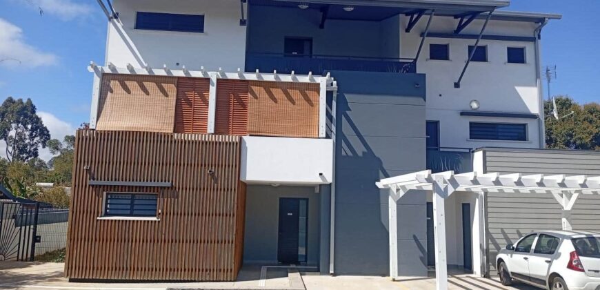 A louer un spacieux appartement F4 de 138 m² dans une résidence récente avec belle vue mer à La Saline-les-Hauts