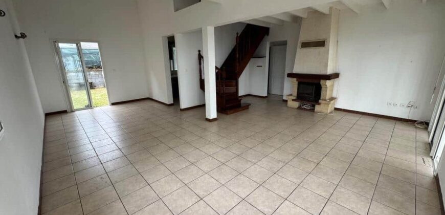 À louer une charmante ville F4 d’environ 105 m2 située dans un quartier calme au Tampon 17ème
