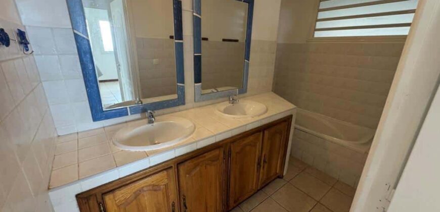 À louer une charmante ville F4 d’environ 105 m2 située dans un quartier calme au Tampon 17ème