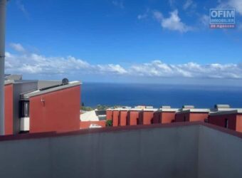 En location une villa F4 mitoyenne située dans une résidence sécurisée proche du lycée des Avirons