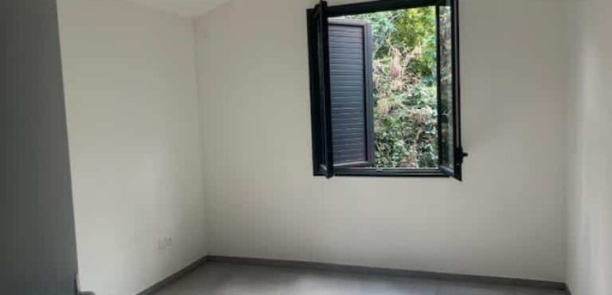 En location une villa F4 mitoyenne située dans une résidence sécurisée proche du lycée des Avirons