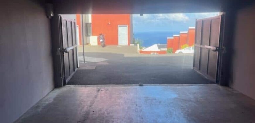 En location une villa F4 mitoyenne située dans une résidence sécurisée proche du lycée des Avirons