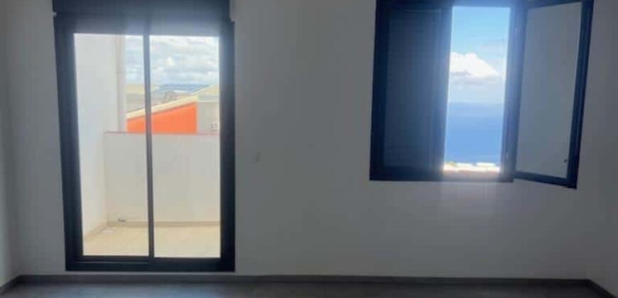 En location une villa F4 mitoyenne située dans une résidence sécurisée proche du lycée des Avirons