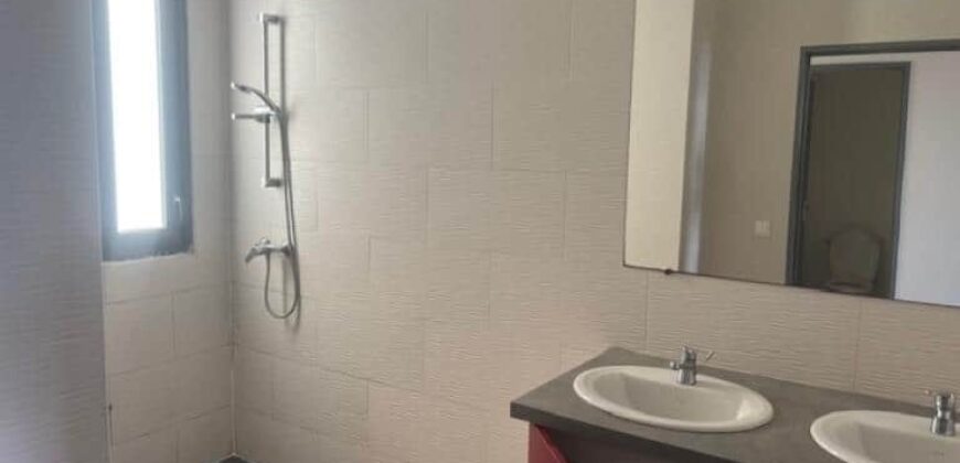 En location une villa F4 mitoyenne située dans une résidence sécurisée proche du lycée des Avirons