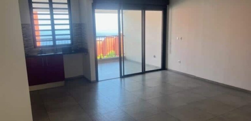 En location une villa F4 mitoyenne située dans une résidence sécurisée proche du lycée des Avirons