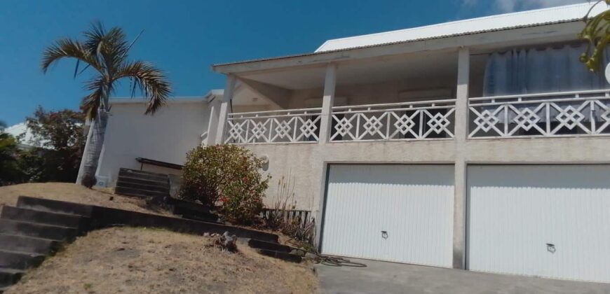 Location d’une charmante villa T4 de 173 m2 avec vue mer située sur les hauteurs de Saint Gilles les Bains