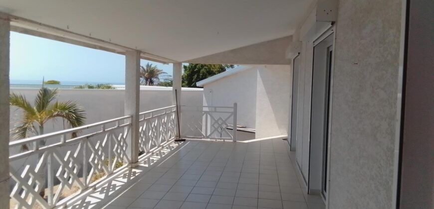 Location d’une charmante villa T4 de 173 m2 avec vue mer située sur les hauteurs de Saint Gilles les Bains