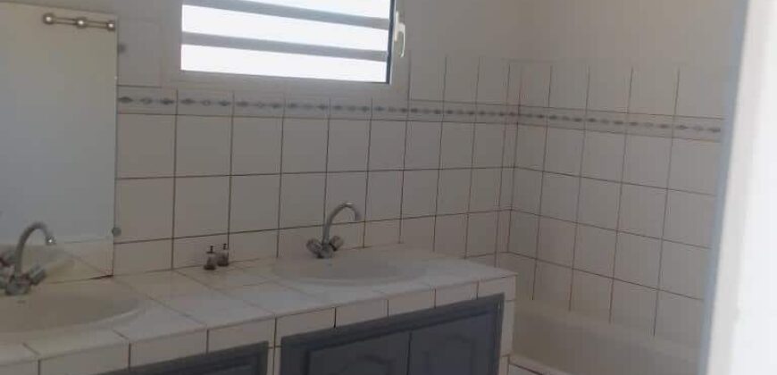 Location d’une charmante villa T4 de 173 m2 avec vue mer située sur les hauteurs de Saint Gilles les Bains