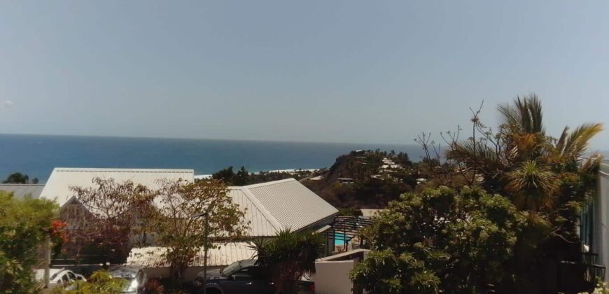 Location d’une charmante villa T4 de 173 m2 avec vue mer située sur les hauteurs de Saint Gilles les Bains