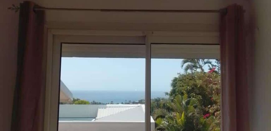 Location d’une charmante villa T4 de 173 m2 avec vue mer située sur les hauteurs de Saint Gilles les Bains
