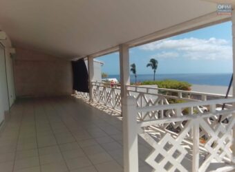 Location d’une charmante villa T4 de 173 m2 avec vue mer située sur les hauteurs de Saint Gilles les Bains