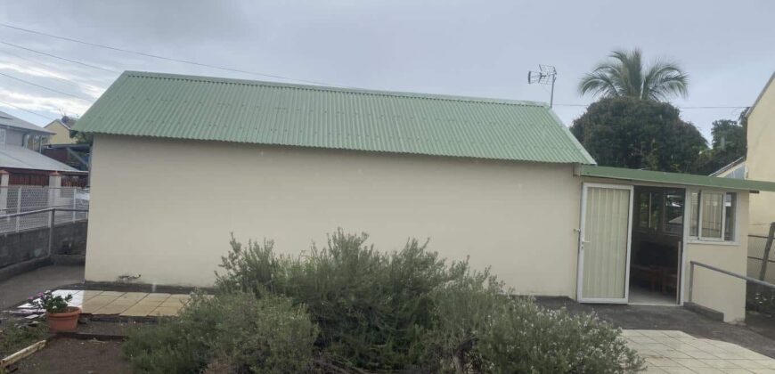 A vendre une villa de plain pied d’environ 63m sur un terrain de 305m2 à la Rivière des Galets au Port.