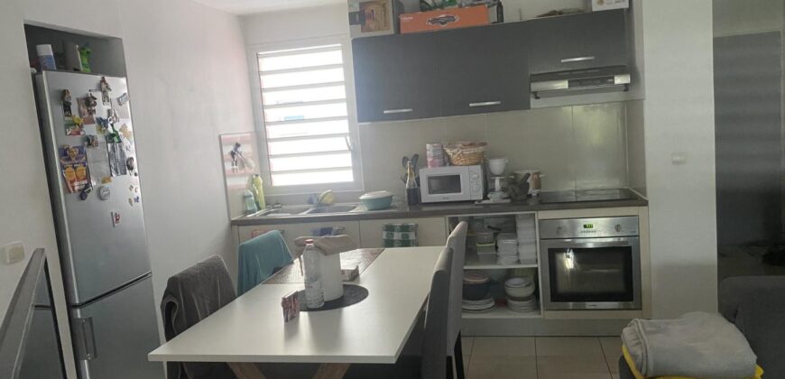 A vendre un lumineux appartement T3 de 59.31m2 au centre ville de la Possession