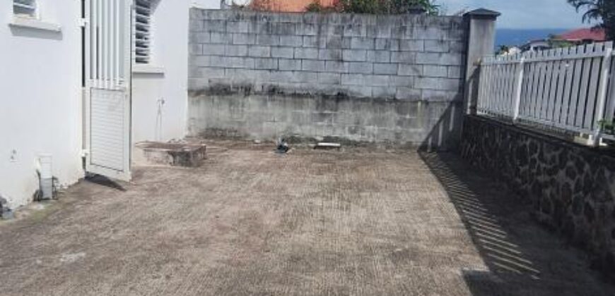 A louer une grande villa F4 de 105.58m2 dans le secteur résidentiel sur la commune de Saint Benoit