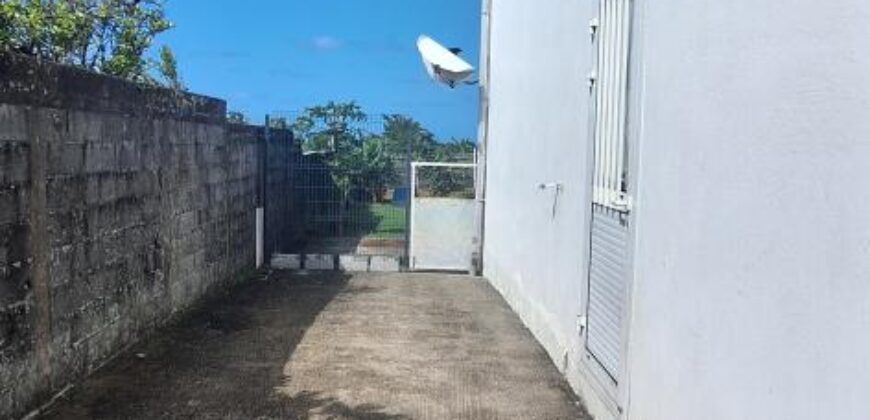 A louer une grande villa F4 de 105.58m2 dans le secteur résidentiel sur la commune de Saint Benoit