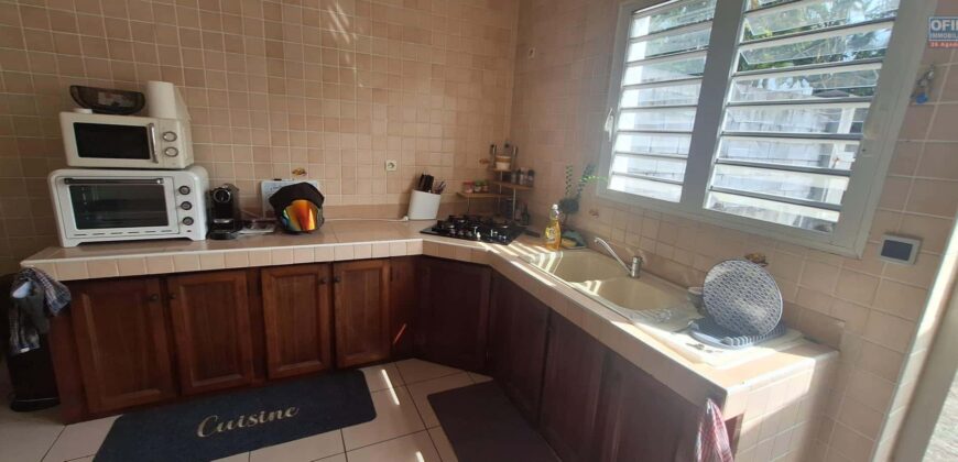 A louer une grande villa F4 de 105.58m2 dans le secteur résidentiel sur la commune de Saint Benoit