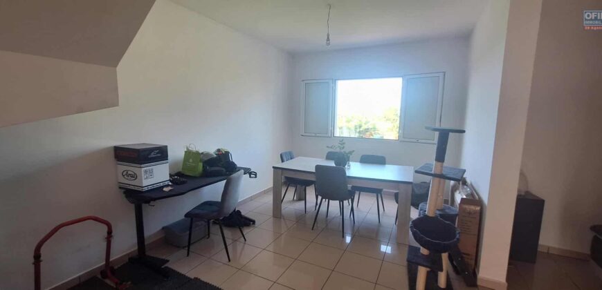 A louer une grande villa F4 de 105.58m2 dans le secteur résidentiel sur la commune de Saint Benoit