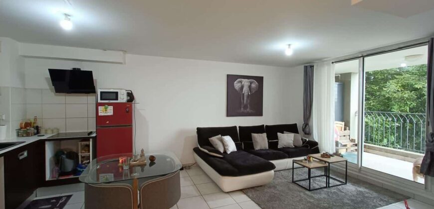 En vente un appartement T2 avec varangue et parking à Saint André