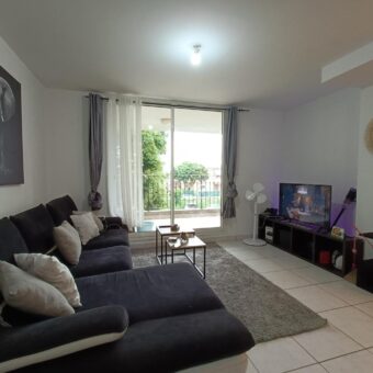 En vente un appartement T2 avec varangue et parking à Saint André