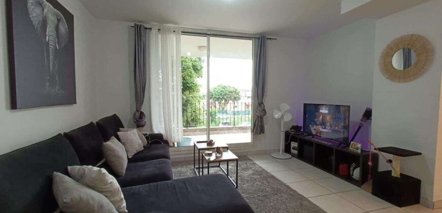 En vente un appartement T2 avec varangue et parking à Saint André