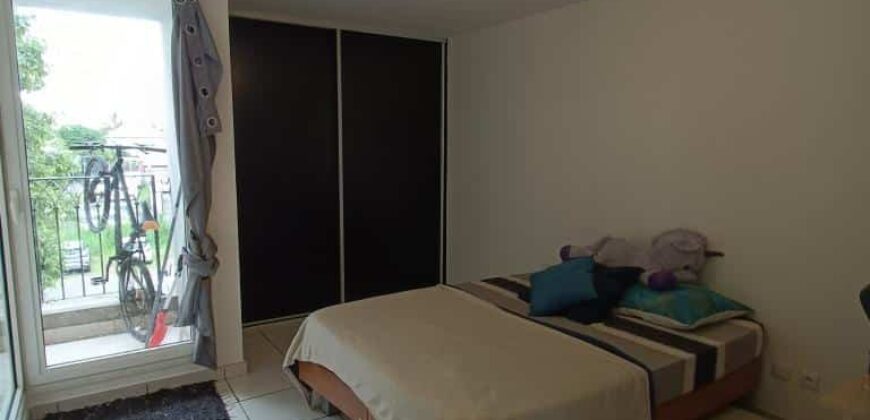 En vente un appartement T2 avec varangue et parking à Saint André