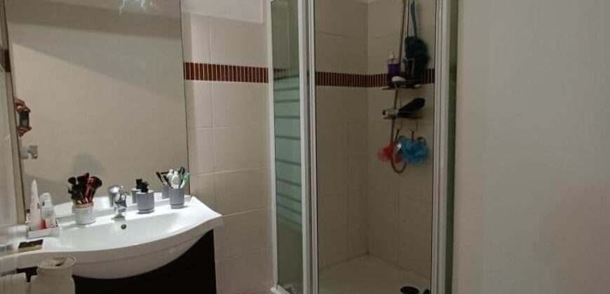 En vente un appartement T2 avec varangue et parking à Saint André