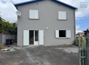 À louer une charmante villa de type F3 entièrement rénovée située au Tampon
