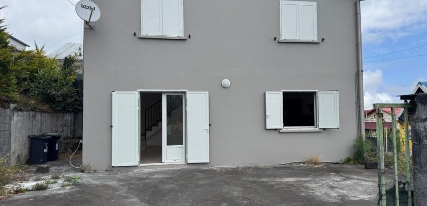À louer une charmante villa de type F3 entièrement rénovée située au Tampon
