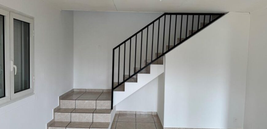 À louer une charmante villa de type F3 entièrement rénovée située au Tampon