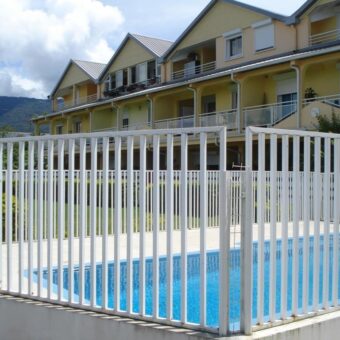 À vendre un agréable appartement T4 d’environ 54 m2 situé dans une résidence sécurisée avec piscine au Tampon