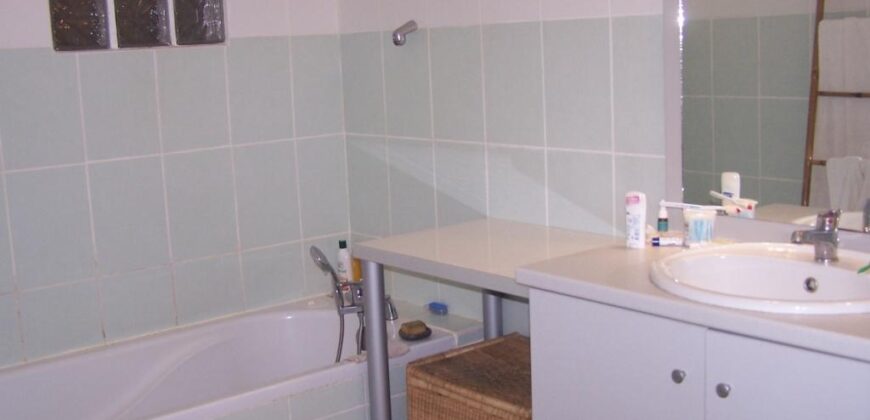 À vendre un agréable appartement T4 d’environ 54 m2 situé dans une résidence sécurisée avec piscine au Tampon