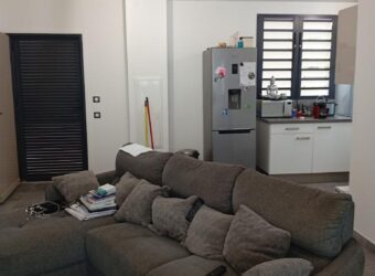 En vente un appartement de type F2 situé dans un quartier résidentiel à Saint Pierre