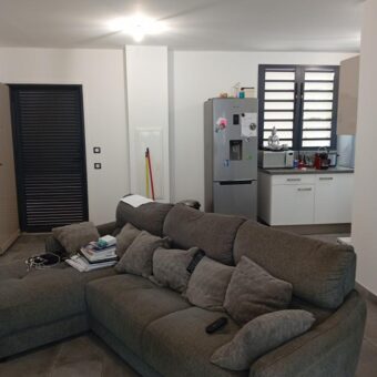 En vente un appartement de type F2 situé dans un quartier résidentiel à Saint Pierre