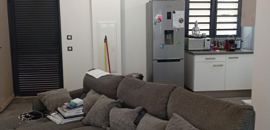 En vente un appartement de type F2 situé dans un quartier résidentiel à Saint Pierre