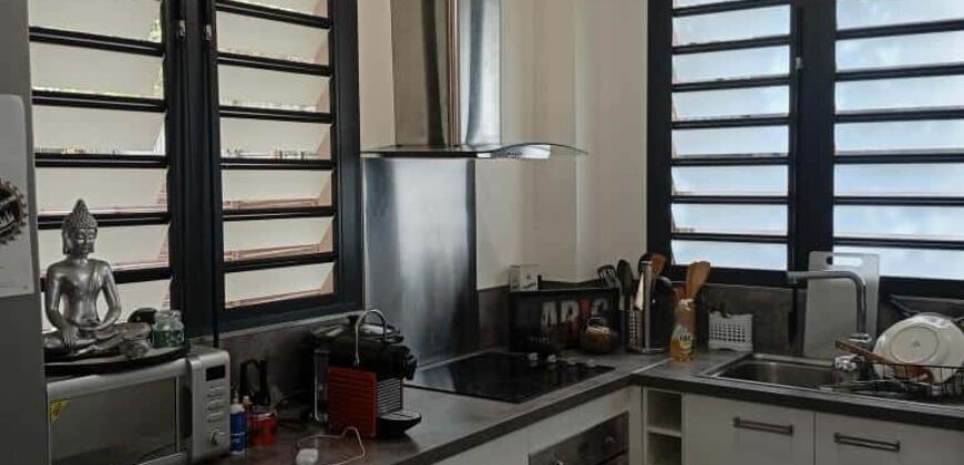 En vente un appartement de type F2 situé dans un quartier résidentiel à Saint Pierre