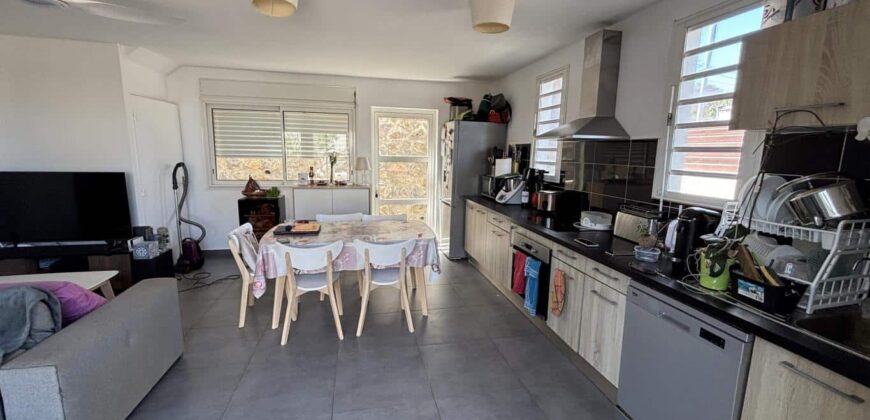 A vendre une villa T4 en R+1 sur une terrain de 146m2 située au centre ville de Saint Leu A vendre une villa T4 en R+1 sur une terrain de 146m2 située au centre ville de Saint Leu