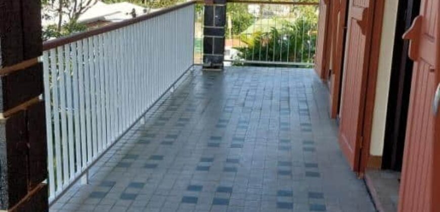 En vente une grande villa familiale de 150m2 sur un vaste terrain de 1000m2 avec belle vue sur mer à Sainte Clotilde