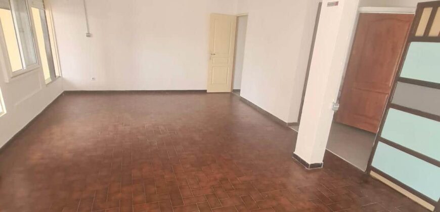 A louer un local commercial de 50m2 situé dans le secteur Cambuston à Saint André