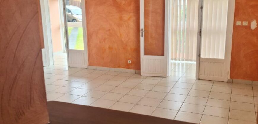 Location d’une spacieuse villa F5 avec un beau jardin arboré située à commune Ango- Sainte Suzanne