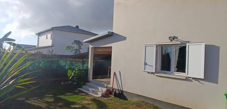 Location d’une charmante villa de type F4 avec jardin à Saline les Hauts