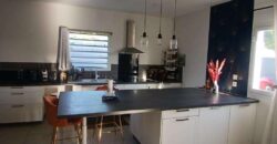 Location d’une charmante villa de type F4 avec jardin à Saline les Hauts