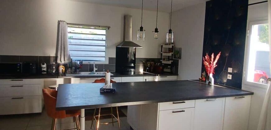 Location d’une charmante villa de type F4 avec jardin à Saline les Hauts