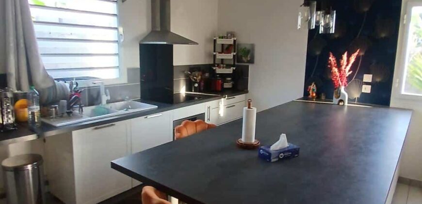 Location d’une charmante villa de type F4 avec jardin à Saline les Hauts
