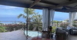 En vente une villa d’architecte de 220m2 avec jardin et piscine à Saint-Leu dans le secteur Grand Fond – Stella.