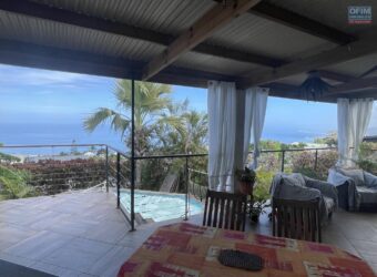 En vente une villa d’architecte de 220m2 avec jardin et piscine à Saint-Leu dans le secteur Grand Fond – Stella.