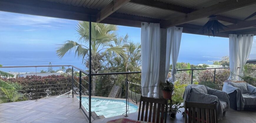 En vente une villa d’architecte de 220m2 avec jardin et piscine à Saint-Leu dans le secteur Grand Fond – Stella.